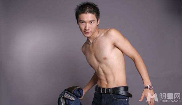 内地男演员李泰半裸展肌肉男帅气写真