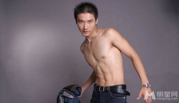 内地男演员李泰半裸展肌肉男帅气写真