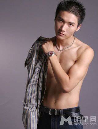 内地男演员李泰半裸展肌肉男帅气写真