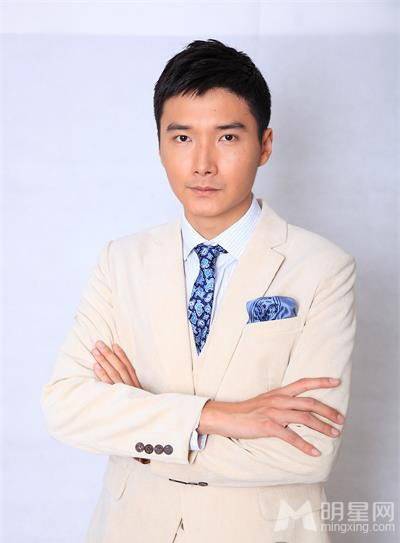 内地男演员李泰半裸展肌肉男帅气写真