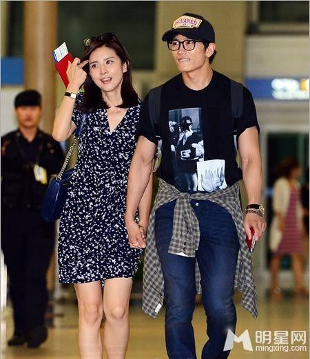 池城李宝英手牵手尽显恩爱浪漫图片