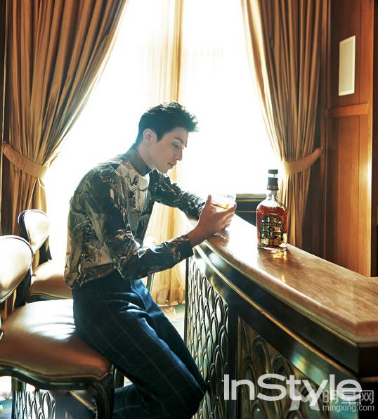 韩星李东旭英伦风范街拍