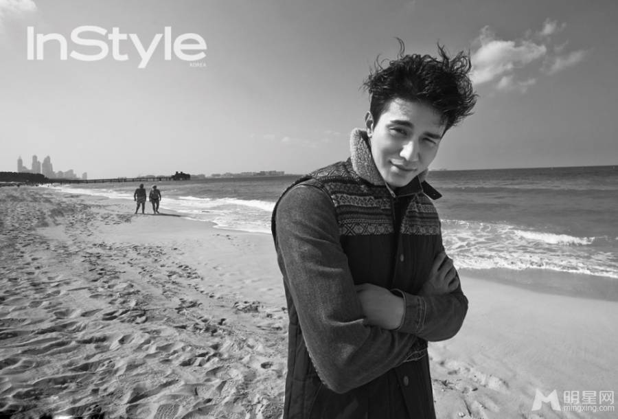 韩星李东旭英伦风范街拍