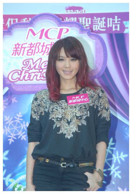 官恩娜休闲装扮现身自行车活动组图