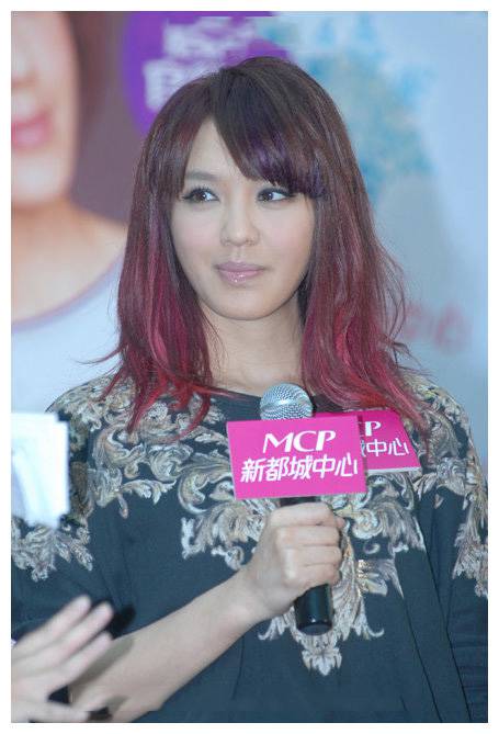 官恩娜休闲装扮现身自行车活动组图