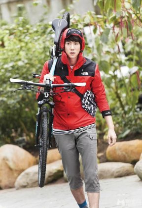 柳演锡扛自行车诠释健康型男写真照