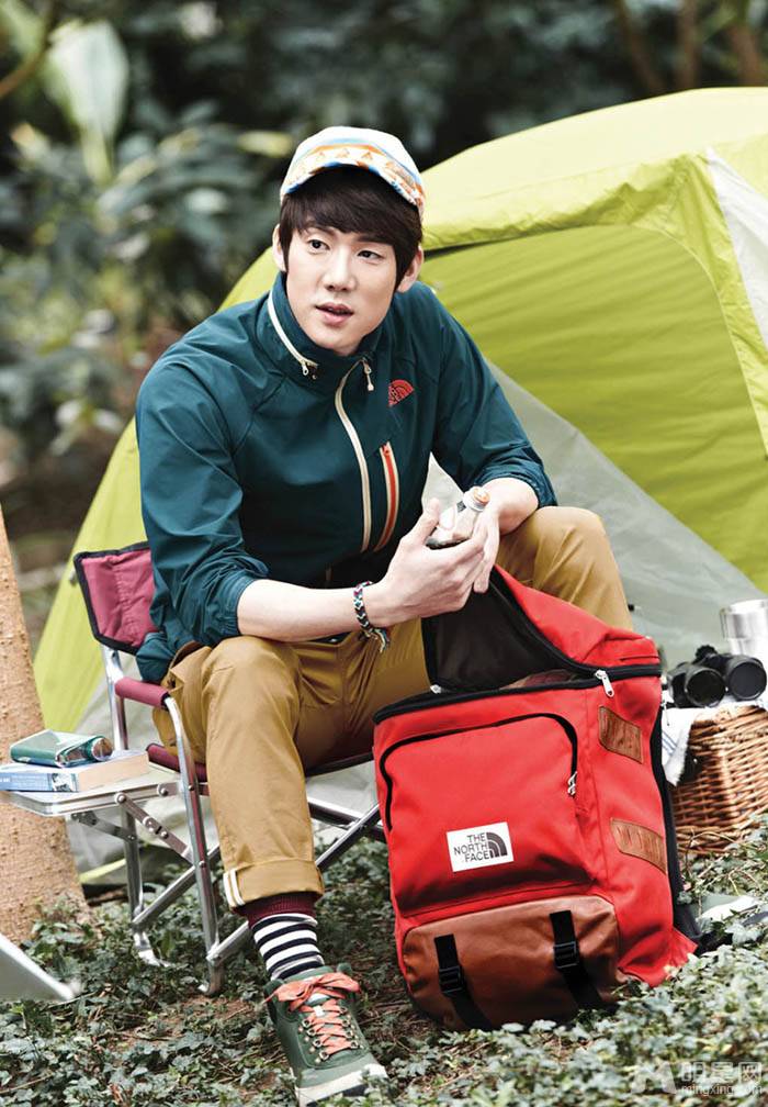 柳演锡扛自行车诠释健康型男写真照