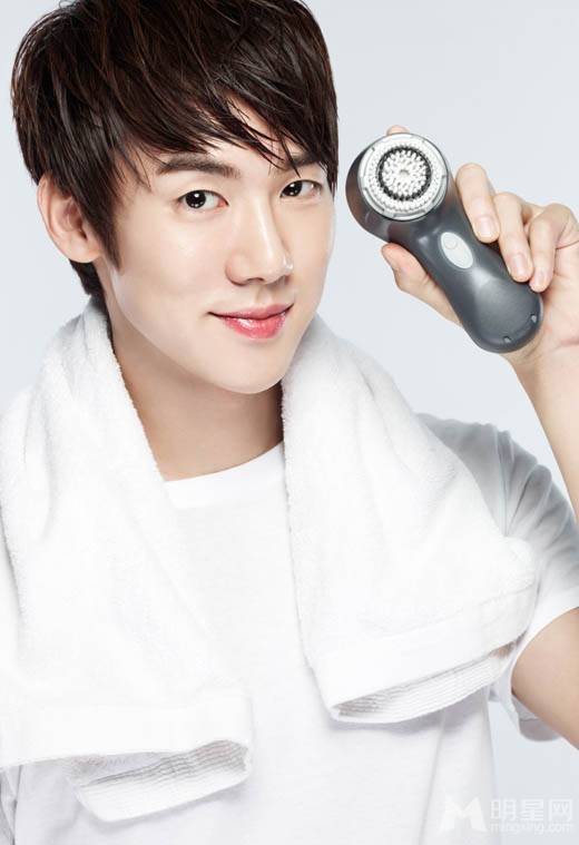 柳演锡扛自行车诠释健康型男写真照