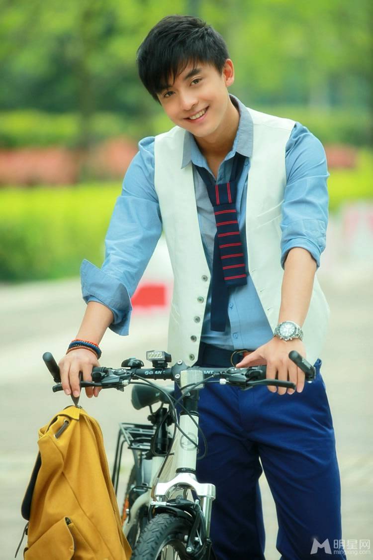 内地男演员李佳航携自行车拍摄户外写真