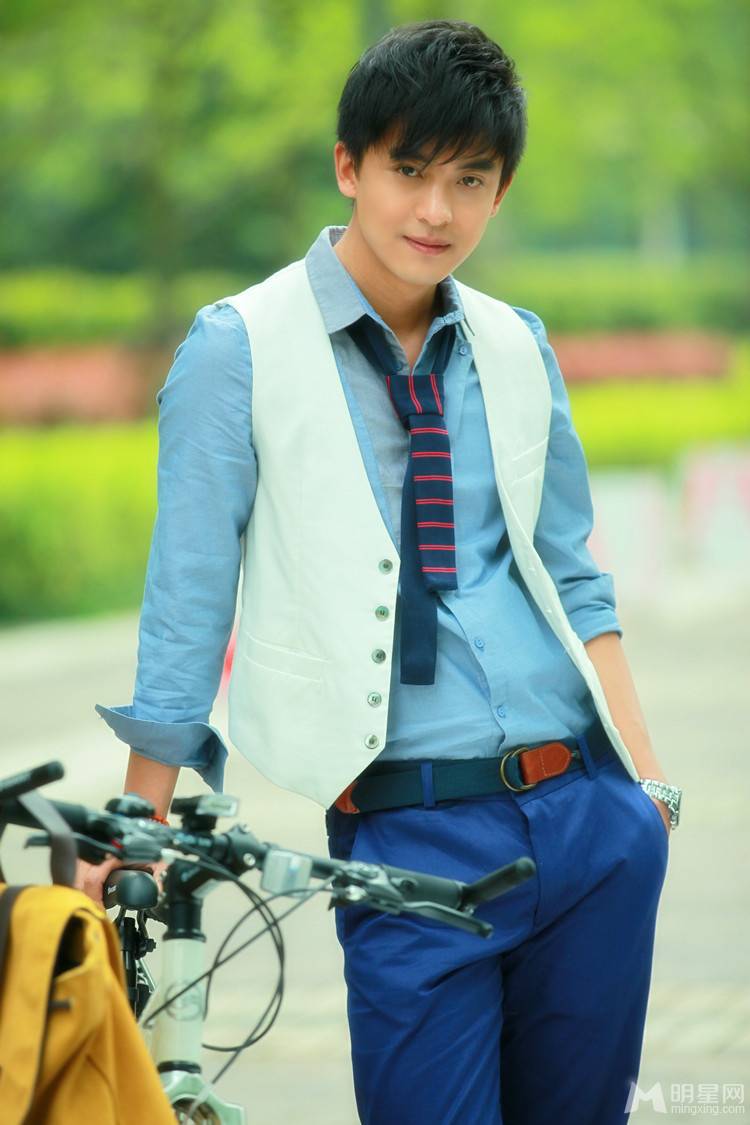 内地男演员李佳航携自行车拍摄户外写真