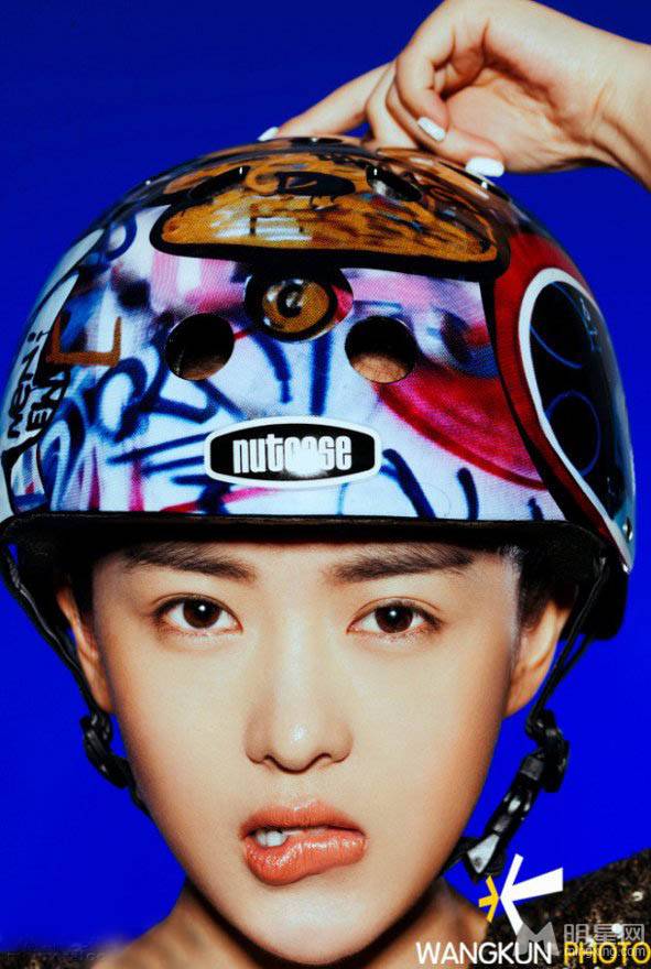 童瑶携自行车拍摄另类时尚写真照