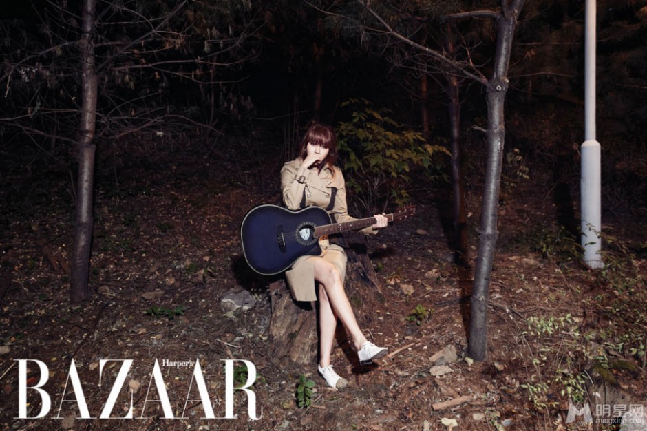 韩星金荷娜夜间丛林写真照