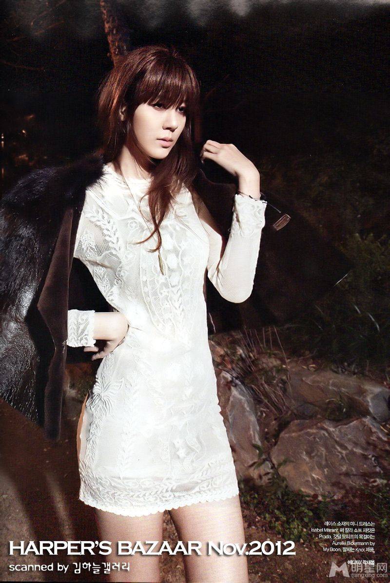 韩星金荷娜夜间丛林写真照