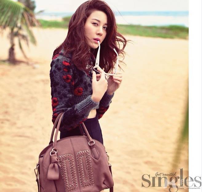 宅男女神金荷娜诠释冷艳熟女风情