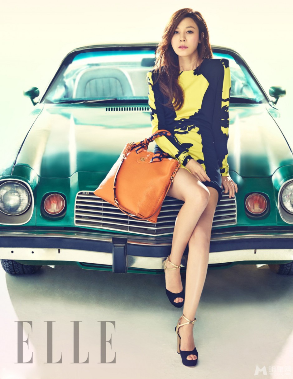 金荷娜尽展婀娜多姿时尚写真