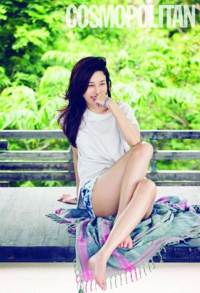 金荷娜夏日清凉装扮尽显迷人风情