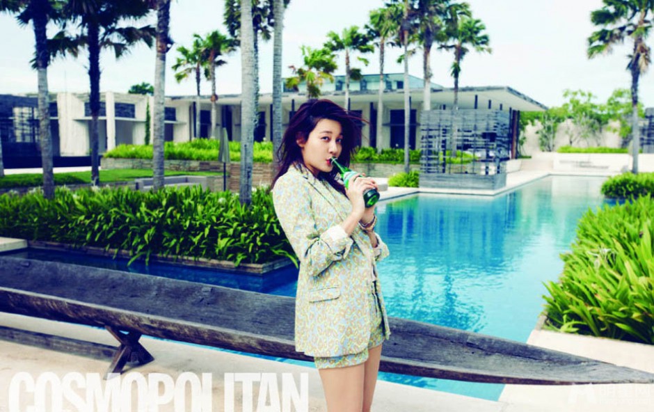 金荷娜夏日清凉装扮尽显迷人风情