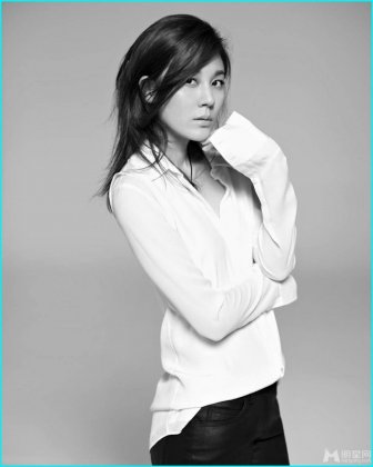 金荷娜散发冷艳气质黑白时尚写真