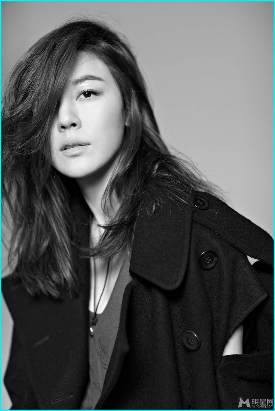 金荷娜散发冷艳气质黑白时尚写真
