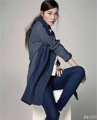 韩星金荷娜时尚百变装扮展文艺范