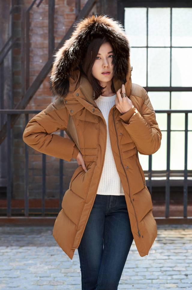 韩星金荷娜代言时尚羽绒服宣传照