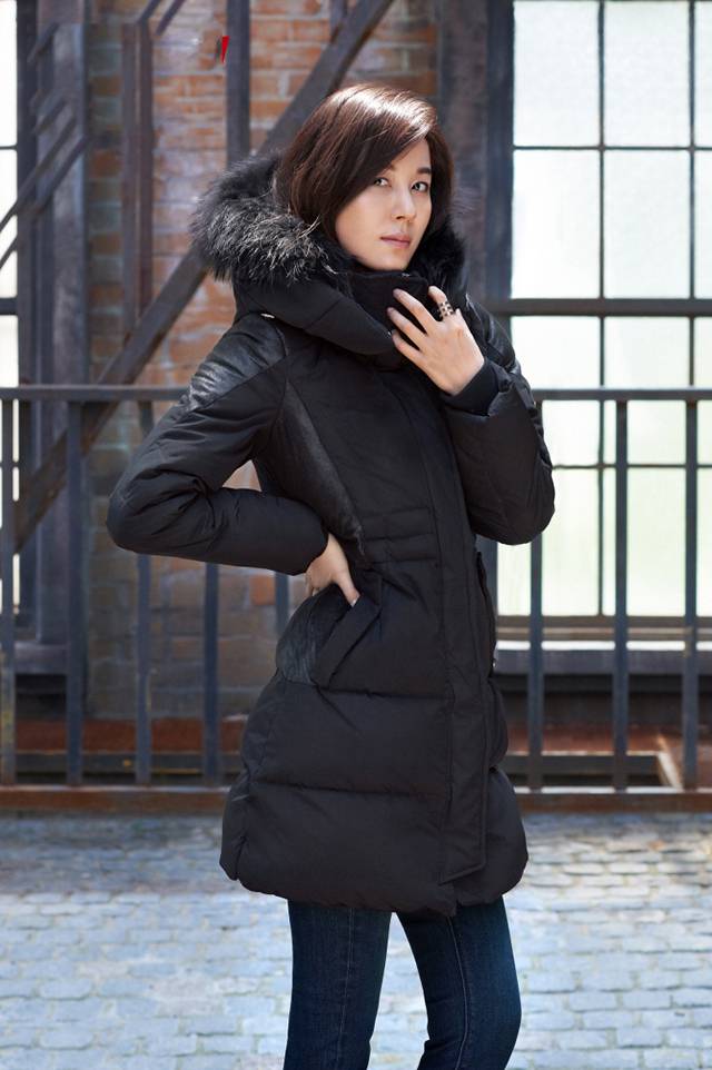 韩星金荷娜代言时尚羽绒服宣传照