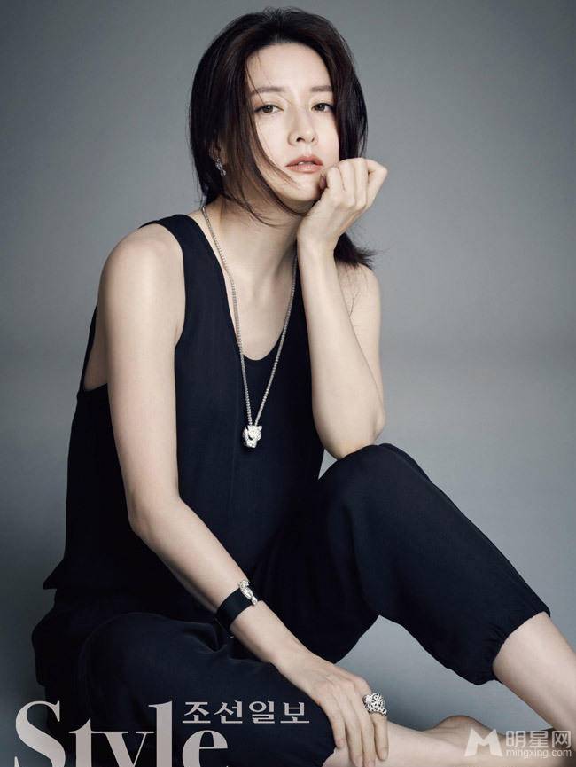 韩星李英爱散发慵懒女神魅力