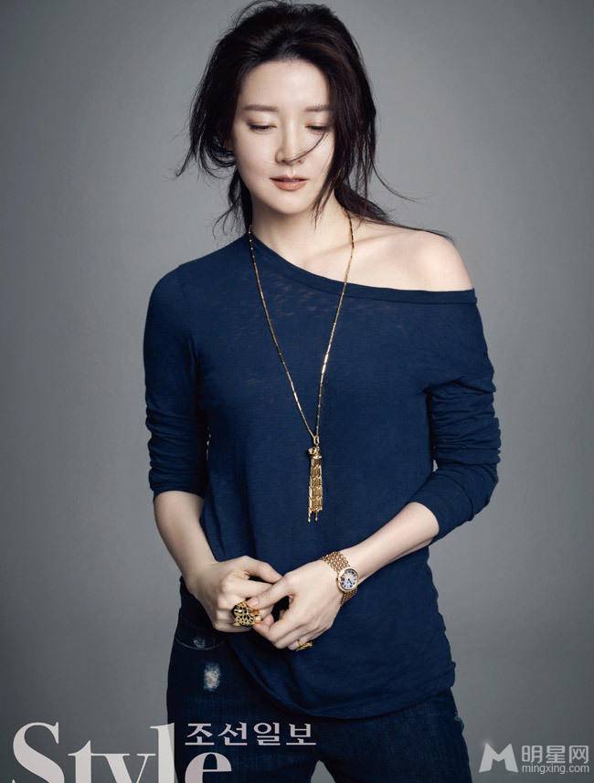 韩星李英爱散发慵懒女神魅力