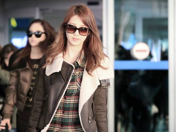 人气韩星徐珠贤机场时尚穿搭高清抓拍