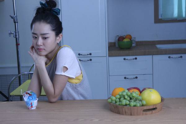 文瑾莹代言酸奶广告唯美宣传照