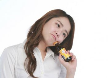 韩国女艺人文瑾莹笑容甜美代言广告照