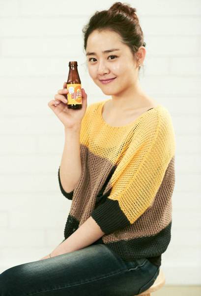 韩国女艺人文瑾莹笑容甜美代言广告照