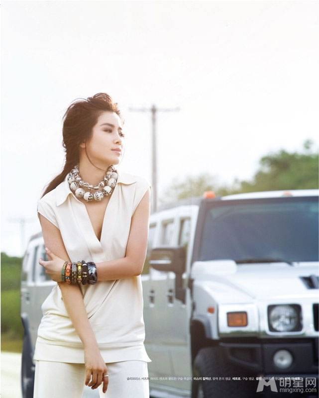 韩国女演员李泰兰散发落落大方魅力