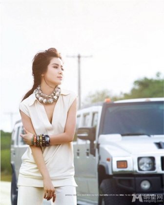 韩国女演员李泰兰散发落落大方魅力