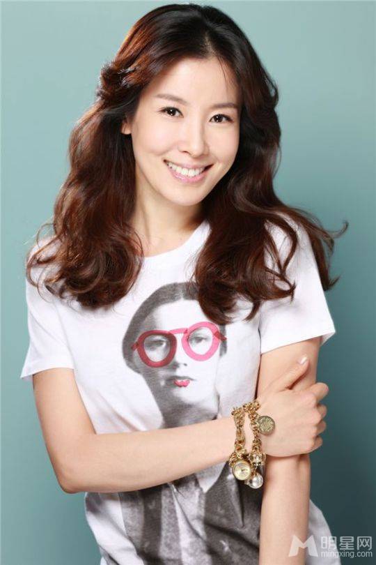 韩国女演员李泰兰散发落落大方魅力