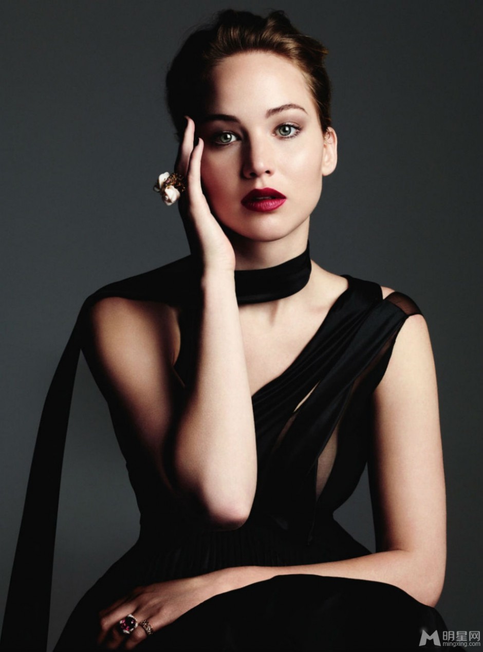 詹妮弗·劳伦斯诠释优雅知性之美