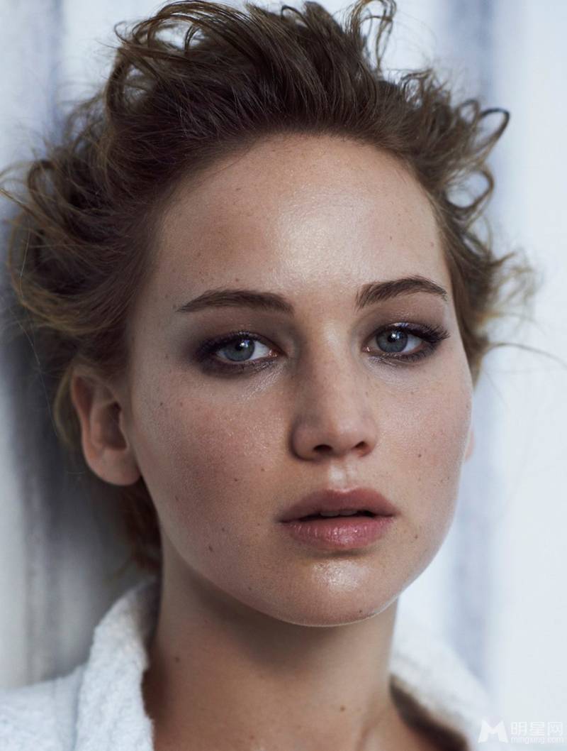 詹妮弗·劳伦斯冷魅眼神尽显女王风范