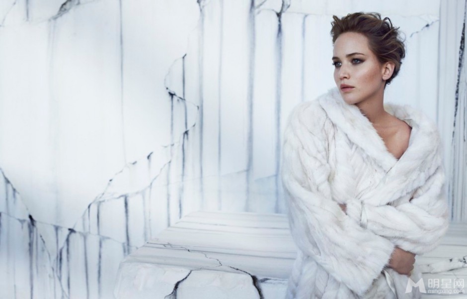 詹妮弗·劳伦斯冷魅眼神尽显女王风范