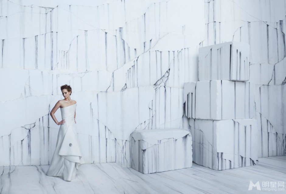 詹妮弗·劳伦斯冷魅眼神尽显女王风范