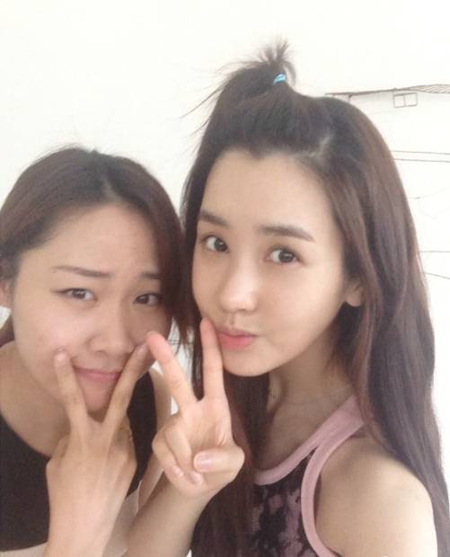 韩国人气女星李多海卖萌生活照