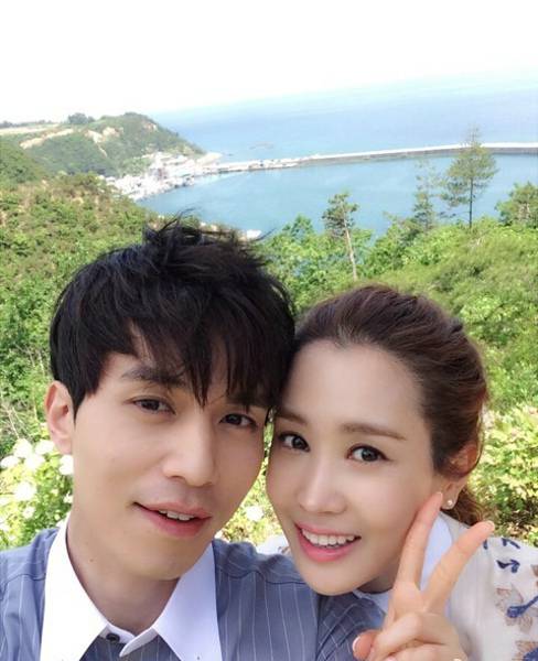 韩国人气女星李多海卖萌生活照