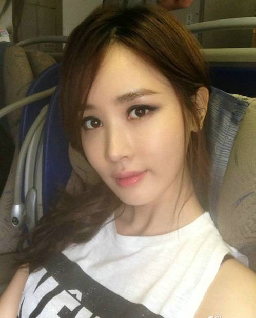 李多海甜美气质自拍精选图