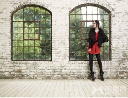 韩国女演员韩佳人尽展时尚淑女风范