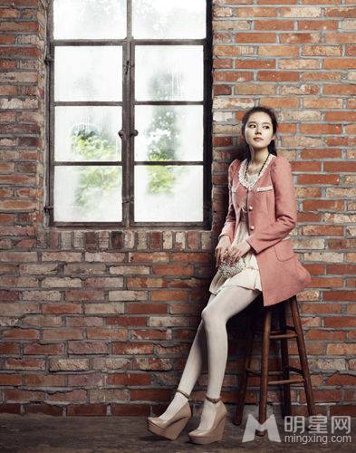 韩国女演员韩佳人尽展时尚淑女风范