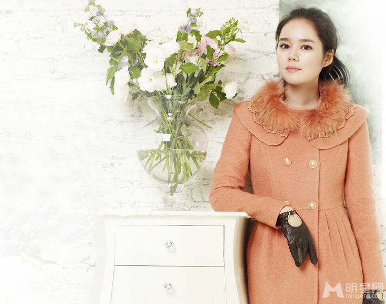 韩国女演员韩佳人尽展时尚淑女风范