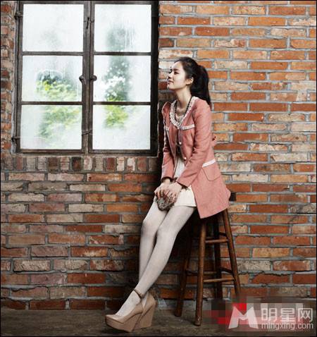 韩国女演员韩佳人尽展时尚淑女风范