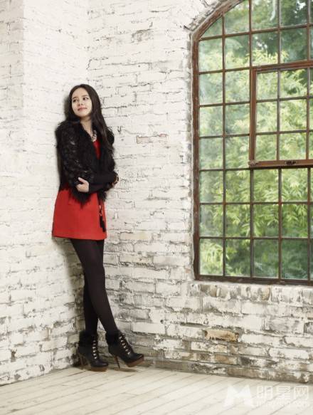 韩国女演员韩佳人尽展时尚淑女风范