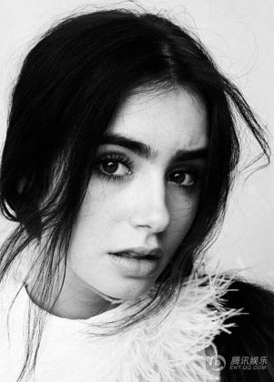 莉莉·柯林斯复古装扮如白雪公主