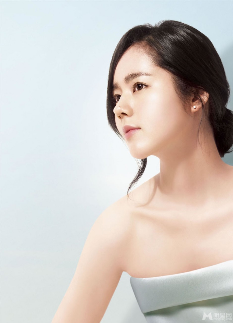 韩国女演员韩佳人白皙皮肤迷人靓照