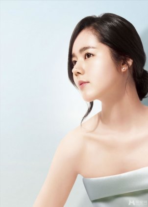 韩国女演员韩佳人白皙皮肤迷人靓照